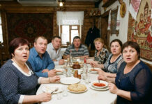 Pozvali su je na sastanak povodom 25 godina od mature, kako bi se smejali, kao u školskim danima… A čim je ušla u salu, svi su ZAMRLI…😲😲😲 Pozvali su je na sastanak povodom 25 godina od mature, kako bi se smejali, kao u školskim danima… A čim je ušla u salu, svi su ZAMRLI…😲😲😲 - featured image