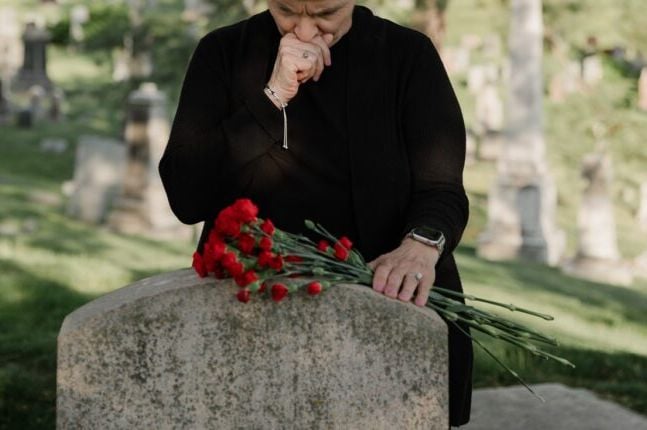 ŠTA TREBA URADITI SA ODEĆOM PREMINULOG? Veruje se da se OVO NIKAKO NE BI SMELO dirati da se POKOJNIK “ne uznemiri” - featured image ŠTA TREBA URADITI SA ODEĆOM PREMINULOG? Veruje se da se OVO NIKAKO NE BI SMELO dirati da se POKOJNIK “ne uznemiri” - featured image