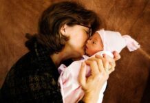 Baka na Fejsbuku objavila fotografije sa rođenja svog unuka, pa umalo završila u zatvoru: Ćerka je prijavila Baka na Fejsbuku objavila fotografije sa rođenja svog unuka, pa umalo završila u zatvoru: Ćerka je prijavila - featured image