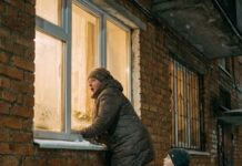 Tajni plan muža: žena je poslušala šapat sina i otkrila u kući ono što je muž pripremao za njihov povratak. Tajni plan muža: žena je poslušala šapat sina i otkrila u kući ono što je muž pripremao za njihov povratak. - featured image