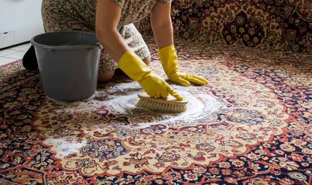 Turkinje imaju genijalan trik za čišćenje tepiha: Ponovo miriše sveže bez dubinskog pranja - featured image Turkinje imaju genijalan trik za čišćenje tepiha: Ponovo miriše sveže bez dubinskog pranja - featured image