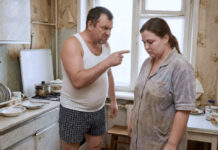 „Pakuj se i idi u selo kod svojih svinja koje su ti ostale u nasledstvo!“ — smeškao se muž, izbacujući Dašu iz kuće. Ali, nakon godinu dana, čuvši za nju u vijestima, odmah je otišao u selo i ODUŠEVIO SE onim što je video… 😲😲😲 „Pakuj se i idi u selo kod svojih svinja koje su ti ostale u nasledstvo!“ — smeškao se muž, izbacujući Dašu iz kuće. Ali, nakon godinu dana, čuvši za nju u vijestima, odmah je otišao u selo i ODUŠEVIO SE onim što je video… 😲😲😲 - featured image