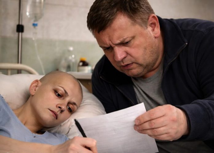 Kada je muž donio dokumente o razvodu na odjeljenje intenzivne njege i stavio pero u ruku svoje supruge, bio je uvjeren da će sve biti gotovo za nekoliko sekundi. Ali kada je vidio šta je ona napisala na papiru, potpuno se ukočio… 😲😲 - featured image Kada je muž donio dokumente o razvodu na odjeljenje intenzivne njege i stavio pero u ruku svoje supruge, bio je uvjeren da će sve biti gotovo za nekoliko sekundi. Ali kada je vidio šta je ona napisala na papiru, potpuno se ukočio… 😲😲 - featured image