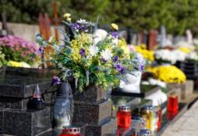 Šta nikako ne valja nositi na groblje: Sveštenik otkriva koju grešku Srbi prave, a nisu ni svesni šta time čine Šta nikako ne valja nositi na groblje: Sveštenik otkriva koju grešku Srbi prave, a nisu ni svesni šta time čine - featured image