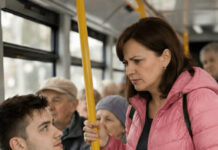 U autobusu je žena sa dvoje dece napravila skandal i zahtevala da joj mladi momak ustupi svoje mesto, ali je odjednom momak uradio nešto od čega su svi putnici zanemeli😨😢 U autobusu je žena sa dvoje dece napravila skandal i zahtevala da joj mladi momak ustupi svoje mesto, ali je odjednom momak uradio nešto od čega su svi putnici zanemeli😨😢 - featured image