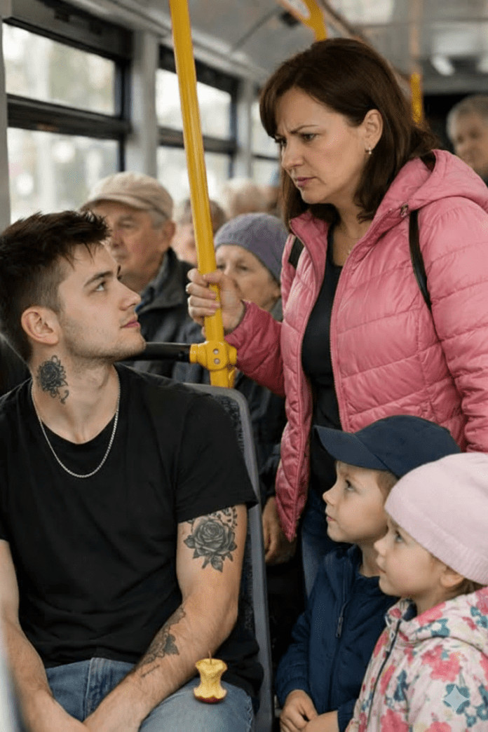 U autobusu je žena sa dvoje dece napravila skandal i zahtevala da joj mladi momak ustupi svoje mesto, ali je odjednom momak uradio nešto od čega su svi putnici zanemeli😨😢 - featured image U autobusu je žena sa dvoje dece napravila skandal i zahtevala da joj mladi momak ustupi svoje mesto, ali je odjednom momak uradio nešto od čega su svi putnici zanemeli😨😢 - featured image