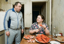 „Pošto ti slabo zarađuješ, hrana u frižideru je samo moja!“ — izjavio je muž i stavio zaključavač na vrata. Slegla sam ramenima. Naveče je došao kući i video me kako jedem jastoge. „Odakle ti novac?“ — povikao je. Moj odgovor ga je naterao da padne na stolicu… 😲😲😲 „Pošto ti slabo zarađuješ, hrana u frižideru je samo moja!“ — izjavio je muž i stavio zaključavač na vrata. Slegla sam ramenima. Naveče je došao kući i video me kako jedem jastoge. „Odakle ti novac?“ — povikao je. Moj odgovor ga je naterao da padne na stolicu… 😲😲😲 - featured image