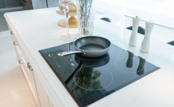 ŽENA PODIJELILA TRIK I ODUŠEVILA SVE: Evo kako se čisti keramička ploča, zaboravite na kupovna sredstva – OVAKO ĆE BITI BLISTAVA I BEZ MRLJE (RECEPT) ŽENA PODIJELILA TRIK I ODUŠEVILA SVE: Evo kako se čisti keramička ploča, zaboravite na kupovna sredstva – OVAKO ĆE BITI BLISTAVA I BEZ MRLJE (RECEPT) - featured image