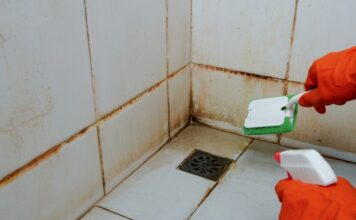 Kako da očistite ćoškove u tuš kabini? Razara kamenac, skine svu buđ i pločice čiste kao suza Kako da očistite ćoškove u tuš kabini? Razara kamenac, skine svu buđ i pločice čiste kao suza - featured image