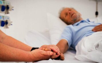 Stručnjaci otkrili: ‘Ovaj simptom na rukama pokazuje da je neko blizu smrti’ Stručnjaci otkrili: ‘Ovaj simptom na rukama pokazuje da je neko blizu smrti’ - featured image