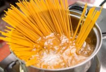 Svi dodaju ulje, a nisu ni svjesni koliko griješe: Evo šta treba staviti u vodu kada kuhate špagete Svi dodaju ulje, a nisu ni svjesni koliko griješe: Evo šta treba staviti u vodu kada kuhate špagete - featured image