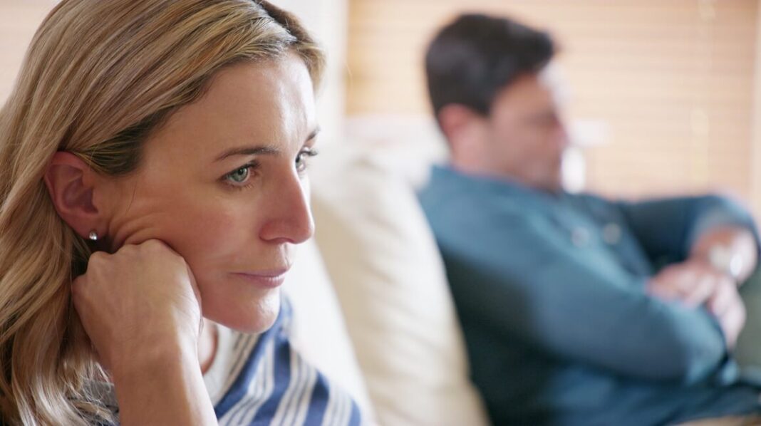 Ako muškarac redovno radi ovih 11 stvari, vjerovatno ga uopšte nije briga za njegovu suprugu - featured image Ako muškarac redovno radi ovih 11 stvari, vjerovatno ga uopšte nije briga za njegovu suprugu - featured image