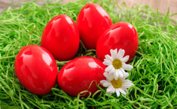 Najboji prirodni način farbanja jaja u jarko crvenu star 50 godina: Samo 1 namirnica vam je potrebna Najboji prirodni način farbanja jaja u jarko crvenu star 50 godina: Samo 1 namirnica vam je potrebna - featured image