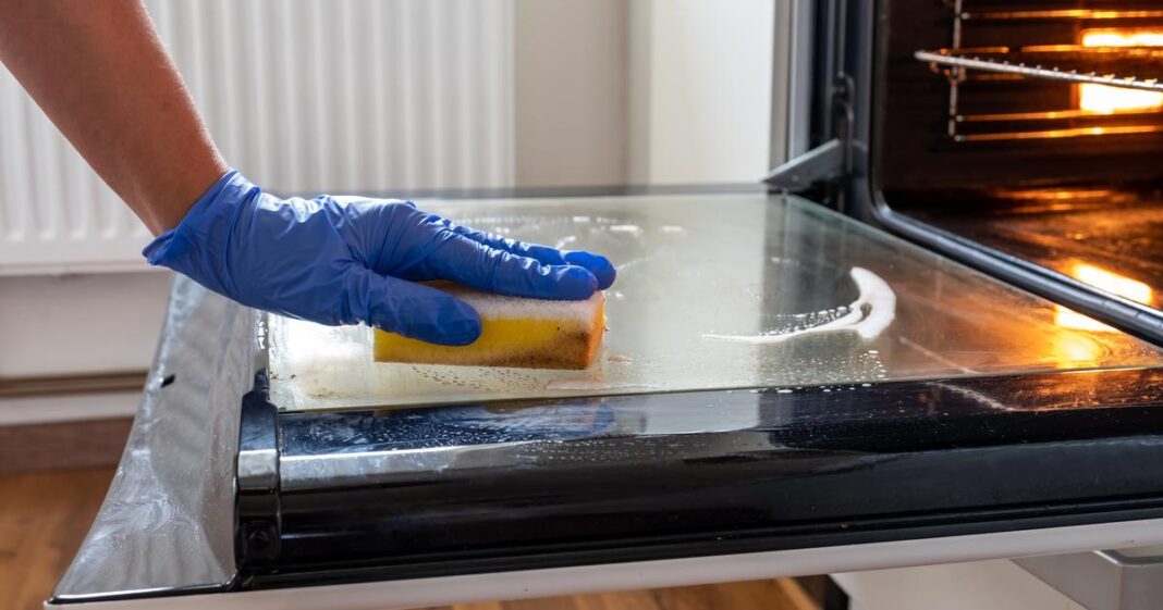 Ljepljiva MAST i nečistoće odmah nestaju. Kuhinjski 0rmarići ponovo blistaju: Nanijela sam i obrisala – to je to! - featured image