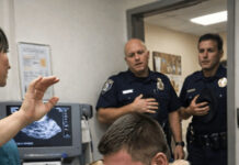 Policajac se sagnuo i zagrlio svog službenog psa dok je veterinar pripremao posljednju injekciju za nju, ali u posljednjem trenutku pas je učinio nešto zbog čega su svi u sobi ostali ukočeni od šoka. Policajac se sagnuo i zagrlio svog službenog psa dok je veterinar pripremao posljednju injekciju za nju, ali u posljednjem trenutku pas je učinio nešto zbog čega su svi u sobi ostali ukočeni od šoka. - featured image