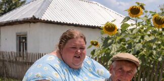 Svi u selu su bili šokirani kada je 70-godišnjak na starom motoru doveo kući ženu četrdeset godina mlađu od njega i svima je predstavio kao svoju suprugu 😨 Ali već nekoliko dana kasnije dogodilo se nešto što je opet šokiralo 😲😢 Svi u selu su bili šokirani kada je 70-godišnjak na starom motoru doveo kući ženu četrdeset godina mlađu od njega i svima je predstavio kao svoju suprugu 😨 Ali već nekoliko dana kasnije dogodilo se nešto što je opet šokiralo 😲😢 - featured image