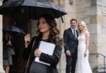 Pojavila se da finalizuje razvod u osmom mesecu trudnoće… a zatim je stajala i posmatrala kako njen muž istog dana oženi svoju ljubavnicu, smešeći se kao da više nema šta da izgubi. Ono što on nije shvatio bilo je da ona odlazi sa tajnom dovoljno snažnom da uništi sve za šta je verovao da je dobio Pojavila se da finalizuje razvod u osmom mesecu trudnoće… a zatim je stajala i posmatrala kako njen muž istog dana oženi svoju ljubavnicu, smešeći se kao da više nema šta da izgubi. Ono što on nije shvatio bilo je da ona odlazi sa tajnom dovoljno snažnom da uništi sve za šta je verovao da je dobio - featured image