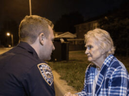 U tri sata ujutro policija je primila neobičan poziv: jedan građanin prijavio je da njegova susjeda sjedi na pločniku ulice. Ono što su policajci pronašli u njezinu domu ostavilo ih je bez riječi 😮 U tri sata ujutro policija je primila neobičan poziv: jedan građanin prijavio je da njegova susjeda sjedi na pločniku ulice. Ono što su policajci pronašli u njezinu domu ostavilo ih je bez riječi 😮 - featured image