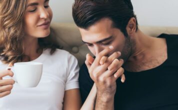 KAKO MUŠKARCI VOLE: 5 tihih znakova da mu je stalo do vas KAKO MUŠKARCI VOLE: 5 tihih znakova da mu je stalo do vas - featured image