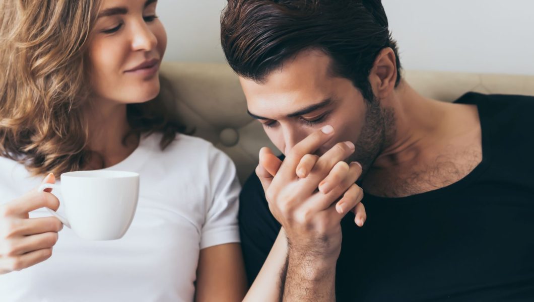 KAKO MUŠKARCI VOLE: 5 tihih znakova da mu je stalo do vas - featured image KAKO MUŠKARCI VOLE: 5 tihih znakova da mu je stalo do vas - featured image