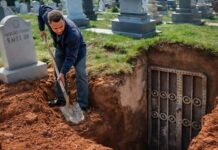 Unuk je iskopao grob svog djeda i otkrio ispod njega tajna vrata: kada ih je otvorio, njegov krik odjeknuo je cijelim grobljem 😯😱 Unuk je iskopao grob svog djeda i otkrio ispod njega tajna vrata: kada ih je otvorio, njegov krik odjeknuo je cijelim grobljem 😯😱 - featured image