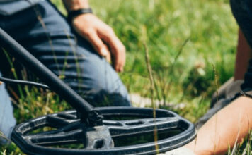 Izašli na livadu, uključili DETEKTOR ZA METAL i pronašli neverovatno Izašli na livadu, uključili DETEKTOR ZA METAL i pronašli neverovatno - featured image