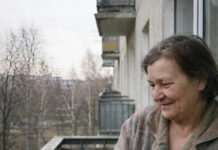 Žena je šest godina hranila istu vranu svaki dan na svom balkonu: ali jednog dana ptica jednostavno nije poletjela, a uskoro je žena saznala strašnu istinu 😢 😲 Žena je šest godina hranila istu vranu svaki dan na svom balkonu: ali jednog dana ptica jednostavno nije poletjela, a uskoro je žena saznala strašnu istinu 😢 😲 - featured image