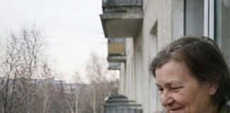 Žena je šest godina hranila istu vranu svaki dan na svom balkonu: ali jednog dana ptica jednostavno nije poletjela, a uskoro je žena saznala strašnu istinu 😢 😲 Žena je šest godina hranila istu vranu svaki dan na svom balkonu: ali jednog dana ptica jednostavno nije poletjela, a uskoro je žena saznala strašnu istinu 😢 😲 - featured image