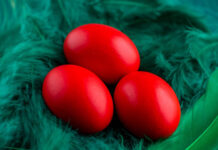 Ruskinje posebnim tehnikama farbaju jaja: Ovako se može postići intenzivna crvena, duboka boja koja ne bledi Ruskinje posebnim tehnikama farbaju jaja: Ovako se može postići intenzivna crvena, duboka boja koja ne bledi - featured image