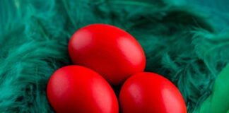 Ruskinje posebnim tehnikama farbaju jaja: Ovako se može postići intenzivna crvena, duboka boja koja ne bledi Ruskinje posebnim tehnikama farbaju jaja: Ovako se može postići intenzivna crvena, duboka boja koja ne bledi - featured image