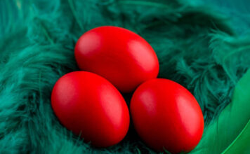 Ruskinje posebnim tehnikama farbaju jaja: Ovako se može postići intenzivna crvena, duboka boja koja ne bledi Ruskinje posebnim tehnikama farbaju jaja: Ovako se može postići intenzivna crvena, duboka boja koja ne bledi - featured image