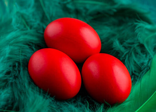 Ruskinje posebnim tehnikama farbaju jaja: Ovako se može postići intenzivna crvena, duboka boja koja ne bledi Ruskinje posebnim tehnikama farbaju jaja: Ovako se može postići intenzivna crvena, duboka boja koja ne bledi - featured image