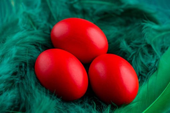 Ruskinje posebnim tehnikama farbaju jaja: Ovako se može postići intenzivna crvena, duboka boja koja ne bledi - featured image Ruskinje posebnim tehnikama farbaju jaja: Ovako se može postići intenzivna crvena, duboka boja koja ne bledi - featured image