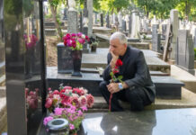 Čuveni moćnik sahranio 2 ćerke i svaki vikend provodio je na njihovom grobu sve dok mu mala prosjakinja nije priša i rekla: “Ja ih viđam u mojoj ulici” Čuveni moćnik sahranio 2 ćerke i svaki vikend provodio je na njihovom grobu sve dok mu mala prosjakinja nije priša i rekla: “Ja ih viđam u mojoj ulici” - featured image