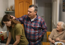 Bez upozorenja sam otišla kod kćeri i vidjela kako je muž i svekrvu zlostavljaju, a ona je stajala drhteći od straha: Obavila sam samo jedan telefonski poziv – a nekoliko minuta kasnije u kuću je ušla osoba koje su se najviše bojali 😯😱 Bez upozorenja sam otišla kod kćeri i vidjela kako je muž i svekrvu zlostavljaju, a ona je stajala drhteći od straha: Obavila sam samo jedan telefonski poziv – a nekoliko minuta kasnije u kuću je ušla osoba koje su se najviše bojali 😯😱 - featured image