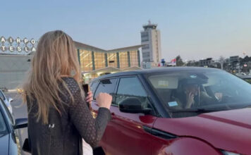 Ovo je zgodni partner Rade Manojlović: Došao po nju u skupocjenoj mašini, pjevačica puca od sreće, svi ga znate i on ima ženu i djecu? Ovo je zgodni partner Rade Manojlović: Došao po nju u skupocjenoj mašini, pjevačica puca od sreće, svi ga znate i on ima ženu i djecu? - featured image