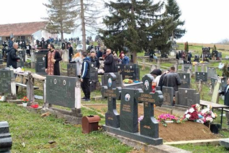 Pokojnika u Rogoznici spustili na zemlju, kada su svi očekivali popov glas, začulo se nešto jezivo: Svi su gutali suze i knedle u grlu - featured image Pokojnika u Rogoznici spustili na zemlju, kada su svi očekivali popov glas, začulo se nešto jezivo: Svi su gutali suze i knedle u grlu - featured image