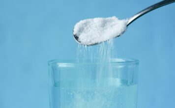 Čaša slane vode je nešto što bi obavezno trebali svaki dan piti, evo zašto Čaša slane vode je nešto što bi obavezno trebali svaki dan piti, evo zašto - featured image