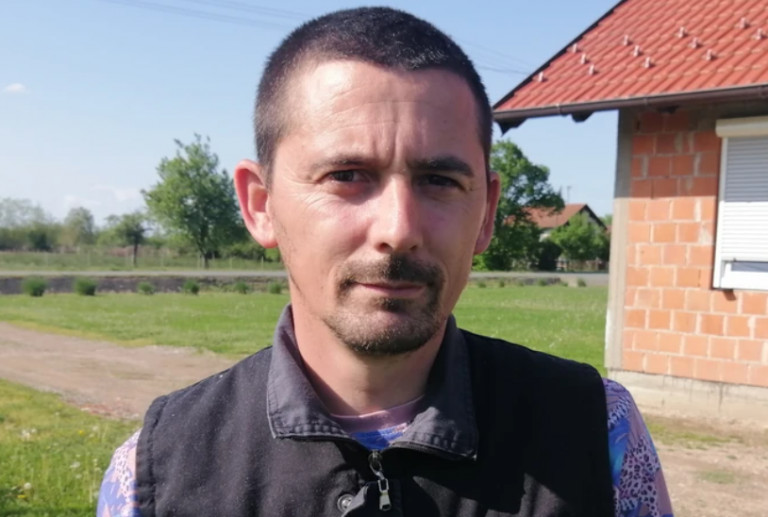 Ovaj Bosanac ima NAJLUĐE IME na Balkanu! Pop mu zato ZABRANIO ULAZAK U CRKVU, a policija ga pušta BEZ KAZNE kad zgreši: Ček samo da čujete KAKO MU SE BRAĆA ZOVU - featured image Ovaj Bosanac ima NAJLUĐE IME na Balkanu! Pop mu zato ZABRANIO ULAZAK U CRKVU, a policija ga pušta BEZ KAZNE kad zgreši: Ček samo da čujete KAKO MU SE BRAĆA ZOVU - featured image