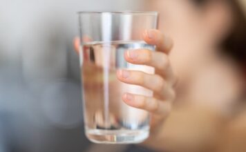 IAKO PRIJA, MOŽE DA BUDE OPASNA: Kako čaša HLADNE vode utiče na organizam i kome se NIKAKO ne preporučuje! IAKO PRIJA, MOŽE DA BUDE OPASNA: Kako čaša HLADNE vode utiče na organizam i kome se NIKAKO ne preporučuje! - featured image