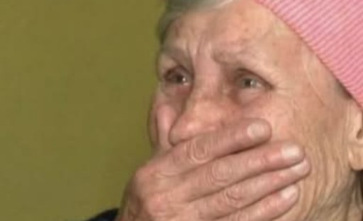Sin i zaručnica izbacili staru nemoćnu majku na ulicu po zimi! Bila gladna, spavala na klupi.. Prije nego što je preminula, uspjela je učiniti nešto zbog čega su se kajali do kraja života - featured image Sin i zaručnica izbacili staru nemoćnu majku na ulicu po zimi! Bila gladna, spavala na klupi.. Prije nego što je preminula, uspjela je učiniti nešto zbog čega su se kajali do kraja života - featured image