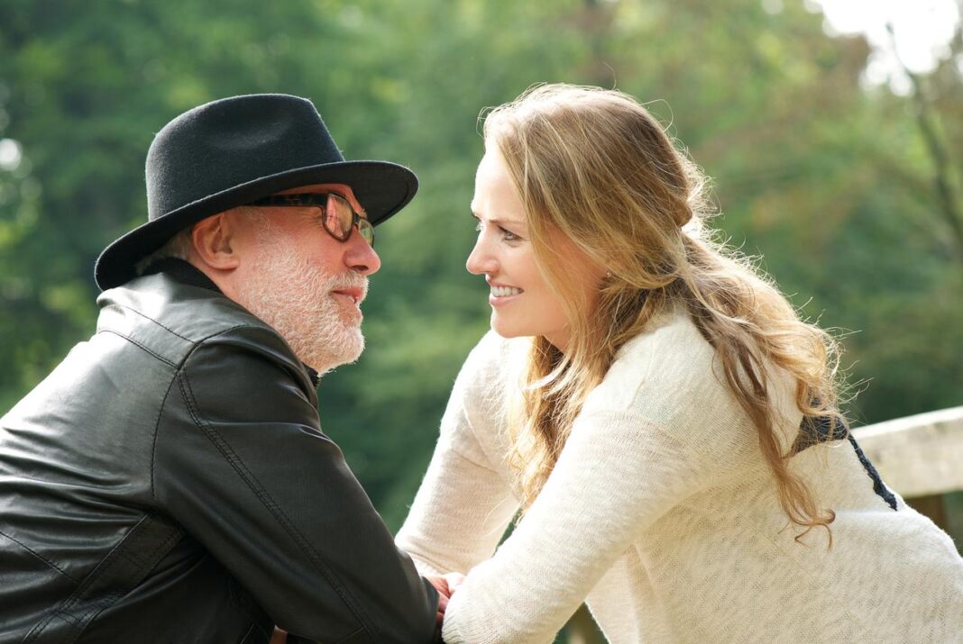 Zašto je izlazak sa ženom starijom od 40 godina “težak zadatak”? Ovih 6 stvari plaše muškarce više od svega - featured image