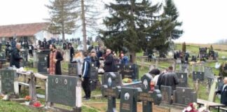 Pokojnika u Rogoznici spustili na zemlju, kada su svi očekivali popov glas, začulo se nešto jezivo: Svi su gutali suze i knedle u grlu Pokojnika u Rogoznici spustili na zemlju, kada su svi očekivali popov glas, začulo se nešto jezivo: Svi su gutali suze i knedle u grlu - featured image