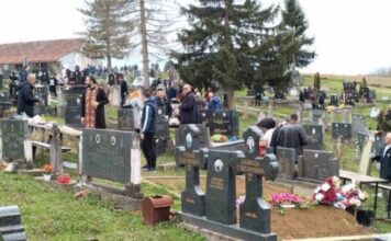 Pokojnika u Rogoznici spustili na zemlju, kada su svi očekivali popov glas, začulo se nešto jezivo: Svi su gutali suze i knedle u grlu Pokojnika u Rogoznici spustili na zemlju, kada su svi očekivali popov glas, začulo se nešto jezivo: Svi su gutali suze i knedle u grlu - featured image