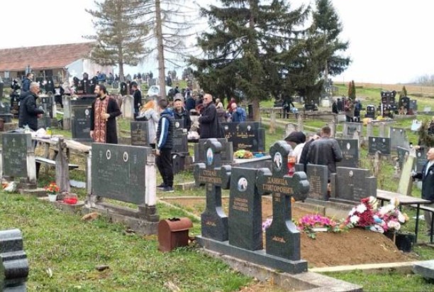 Pokojnika u Rogoznici spustili na zemlju, kada su svi očekivali popov glas, začulo se nešto jezivo: Svi su gutali suze i knedle u grlu - featured image Pokojnika u Rogoznici spustili na zemlju, kada su svi očekivali popov glas, začulo se nešto jezivo: Svi su gutali suze i knedle u grlu - featured image