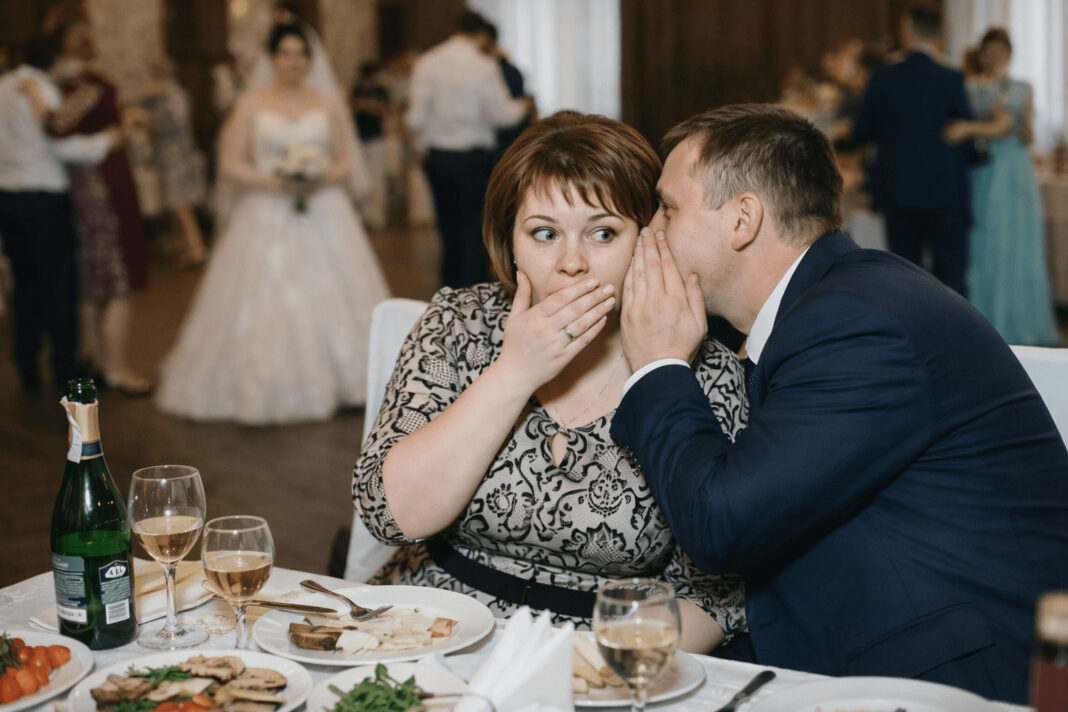 Na vjenčanju me sestra posjela u najudaljeniji kut, ali odjednom se nepoznati muškarac nagnuo prema meni i tiho rekao: „Pretvaraj se da smo par — i tvoja sestra će zbog toga jako požaliti“ 🤦‍♀️ - featured image