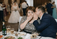 Na vjenčanju me sestra posjela u najudaljeniji kut, ali odjednom se nepoznati muškarac nagnuo prema meni i tiho rekao: „Pretvaraj se da smo par — i tvoja sestra će zbog toga jako požaliti“ 🤦♀️ Na vjenčanju me sestra posjela u najudaljeniji kut, ali odjednom se nepoznati muškarac nagnuo prema meni i tiho rekao: „Pretvaraj se da smo par — i tvoja sestra će zbog toga jako požaliti“ 🤦♀️ - featured image