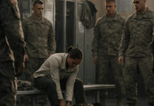 “U svlačionici, vojnici su počeli da se smeju i zadirkuju novu devojku, ali čim su kročili u salu za trening, užasnuto su shvatili ko je ona zaista.” “U svlačionici, vojnici su počeli da se smeju i zadirkuju novu devojku, ali čim su kročili u salu za trening, užasnuto su shvatili ko je ona zaista.” - featured image