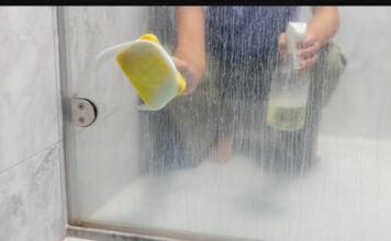 Rastvorite u toploj vodi i poprskajte staklo, slavinu i kadu: TUŠ POSTAĆE KAO NOV! Rastvorite u toploj vodi i poprskajte staklo, slavinu i kadu: TUŠ POSTAĆE KAO NOV! - featured image