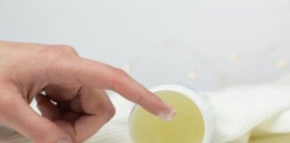 NAMAZALA JE UHO VAZELINOM I SAČEKALA PAR MINUTA Kad vidite rezultat, iste minute ćete uraditi isto NAMAZALA JE UHO VAZELINOM I SAČEKALA PAR MINUTA Kad vidite rezultat, iste minute ćete uraditi isto - featured image